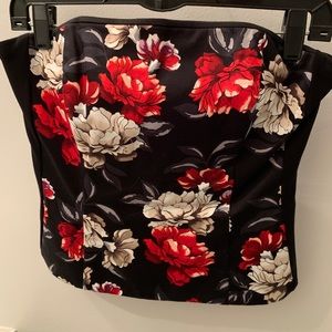 White House Black Market NWT black/floral size 4
